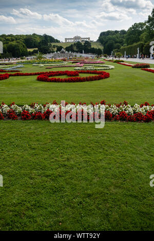 Wien, Österreich - 15 August 2019: Schloss Schönbrunn. Gloriette, der Neptunbrunnen und Großes Parterre Stockfoto