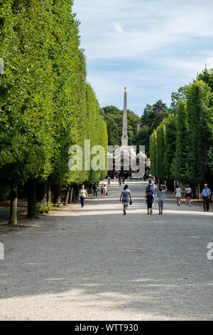 Wien, Österreich - 15 August 2019: Schloss Schönbrunn. Sicht auf den Garten und Obeliskbrunnen im Hintergrund Stockfoto