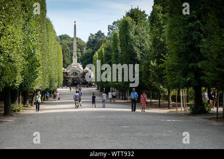 Wien, Österreich - 15 August 2019: Schloss Schönbrunn. Sicht auf den Garten und Obeliskbrunnen im Hintergrund Stockfoto