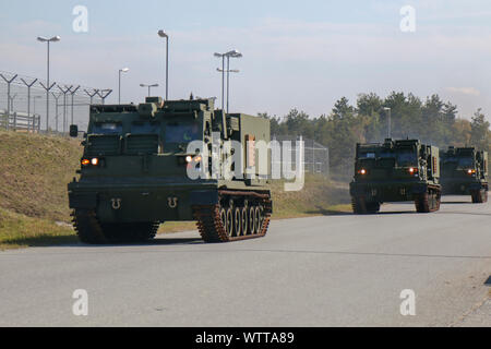 Fremdfirmen Antriebe Multiple Launch Rocket System (41 FAB) Motor Pool des 41. Field Artillery Brigade im Rahmen des Auffangens von der Brigade von Ausrüstung im Tower Kaserne, Deutschland Sept. 11, 2019. Der 41. war super November 30, 2018 reaktiviert, nach dem Ausscheiden aus Babenhausen, Deutschland, 13 Jahre vor. (U.S. Armee Foto von Sgt. Christopher Stewart) Stockfoto