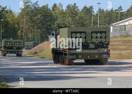 Fremdfirmen Antriebe Multiple Launch Rocket System (41 FAB) Motor Pool des 41. Field Artillery Brigade im Rahmen des Auffangens von der Brigade von Ausrüstung im Tower Kaserne, Deutschland Sept. 11, 2019. Der 41. war super November 30, 2018 reaktiviert, nach dem Ausscheiden aus Babenhausen, Deutschland, 13 Jahre vor. (U.S. Armee Foto von Sgt. Christopher Stewart) Stockfoto