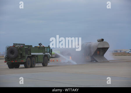 Marines mit Flugzeugen Rettung und Brandbekämpfung (ARFF) und die Feuerwehrleute mit der MCAS Miramar Feuerwehr arbeiteten zusammen, um ein Feuer in einem simulierten full-scale aircraft Missgeschick Übung in der MCAS Miramar, Calif., Sept. 10 zu löschen. Flugzeuge die Rettung und Brandbekämpfung (ARFF) Marines und der MCAS Miramar Feuerwehr arbeitete neben San Diego Ersthelfer zu Reaktionszeiten verbessern, erstarren Sie Vorhandene Betriebsanweisungen für Notfälle und jährlichen Schulungen erfüllen. (U.S. Marine Corps Foto von Cpl. Raynaldo Ramos) Stockfoto