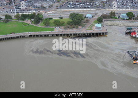 Der Küstenwache MH-65 Dolphin helicopter aircrew von Air Station New Orleans beobachtet eine ölige Glanz auf dem Mississippi Fluss zwischen Kilometer 95 und 96 in der Nähe von New Orleans, Sept. 11, 2019. Die Coast Guard arbeitet mit einem oil spill response Organisation die Auswirkungen der Entladung zu verringern. (U.s. Coast Guard mit freundlicher Genehmigung). Stockfoto