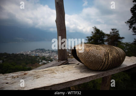 Armadillo Shell Auf Einem Geländer Mit Blick Auf San Pedro La Laguna, Guatemala Stockfoto
