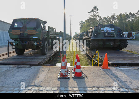 Verschiedene US-Armee Fahrzeuge kommen mit der Bahn am Grafenwoehr des Schienenkopfes September 11, 2019. Die Fahrzeuge werden auf dem 41. Field Artillery Brigade, 7th Army Training Befehl aufgefangen. (U.S. Armee Foto von Sgt. Christopher Stewart) Stockfoto