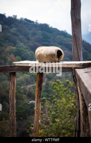 Armadillo Shell Auf Einem Geländer Mit Blick Auf San Pedro La Laguna, Guatemala Stockfoto