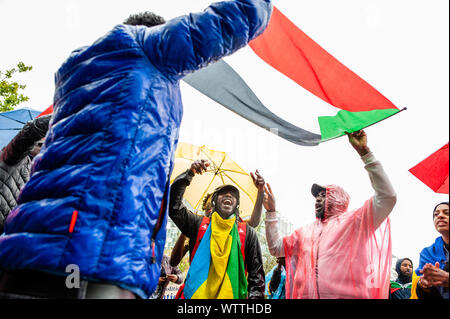 Eine Gruppe von Sudanesen Tanz unter einem sudanesischen Flagge während der März. Ab September 6. bis 11., einem internationalen Sudanesischen März fand in London und in Den Haag endet nach dem Stoppen in Frankreich und Belgien. Am 11. September, der März vor dem Internationalen Strafgerichtshof Gebäude angekommen, in Den Haag. Der März war in Solidarität mit der Sudanesischen Revolution statt und fordert die Verfolgung von militärischen Verbrecher im Sudan. Der März war von der sudanesischen Initiative Europa organisiert. Stockfoto