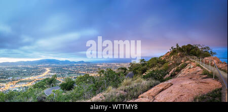 Townsville Stadt vom Castle Hill Lookout Stockfoto