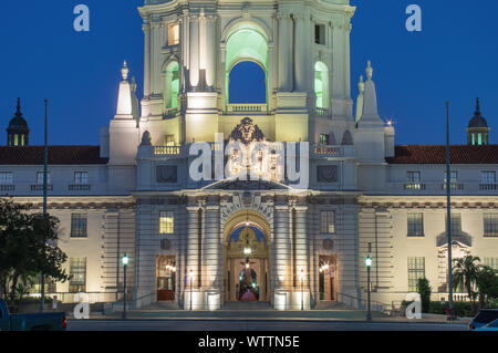 Pasadena City Hall im Los Angeles County. Nahaufnahme des östlichen Eingangs, in der Abenddämmerung gezeigt. Stockfoto