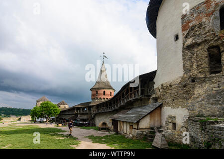 Kamjanez-podilskyj (Kamyanets-Podilsky, Kamynets): Schloss Hof, Städte Oblast, Ukraine Stockfoto