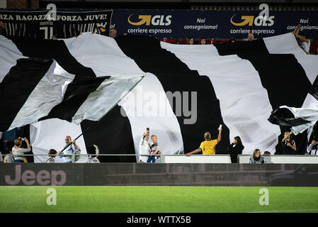 Alessandria, Italien. 11 Sep, 2019. Juventus Unterstützer in Aktion während der UEFA Champions League zwischen Juventus Frauen und Barcelona Frauen im Stadio Giuseppe Moccagatta am 11. September 2019. Barcellona Frauen gewannen 2-0 über Juventus Frauen in Alessandria, Italien (Foto von Alberto Gandolfo/Pacific Press) Quelle: Pacific Press Agency/Alamy leben Nachrichten Stockfoto