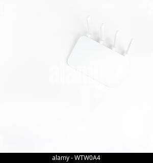 Wlan Router Ansicht von oben. Studio shot der weißen Wireless Router Modem auf weißem Hintergrund mit Kopie Raum isoliert Stockfoto