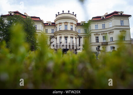 Prag, Tschechien. 05 Sep, 2019. Außenansicht des Palais Lobkowitz, Sitz der Deutschen Botschaft in der Tschechischen Republik. Seit August 1989 Flüchtlinge der ehemaligen Deutschen Demokratischen Republik haben hier Zuflucht gesucht. (Dpa-Geschichte: 30 Jahre Prager Botschaft) Credit: Gregor Fischer/dpa/Alamy leben Nachrichten Stockfoto