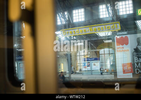 Dresden, Deutschland. 05 Sep, 2019. Passanten können durch das Fenster eines Zuges der tschechischen Eisenbahngesellschaft auf einer Linie von Berlin nach Prag gesehen auf der Plattform der Station in Dresden-Neustadt. (Dpa-Geschichte: 30 Jahre Prager Botschaft) Credit: Gregor Fischer/dpa/Alamy leben Nachrichten Stockfoto