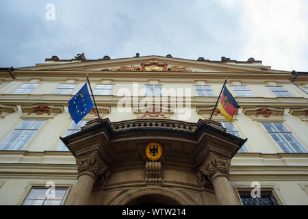 Prag, Tschechien. 05 Sep, 2019. Außenansicht der Eingang an der Rückseite des Palais Lobkowitz, Sitz der Deutschen Botschaft in der Tschechischen Republik. Seit August 1989 Flüchtlinge der ehemaligen Deutschen Demokratischen Republik haben hier Zuflucht gesucht. (Dpa-Geschichte: 30 Jahre Prager Botschaft) Credit: Gregor Fischer/dpa/Alamy leben Nachrichten Stockfoto