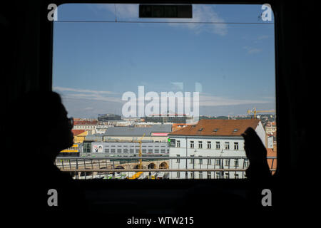 Prag, Tschechien. 05 Sep, 2019. Prag Häuser können von einem Fenster eines Zuges gesehen werden, die die tschechische Eisenbahngesellschaft auf einer Linie von Berlin nach Prag. (Dpa-Geschichte: 30 Jahre Prager Botschaft) Credit: Gregor Fischer/dpa/Alamy leben Nachrichten Stockfoto