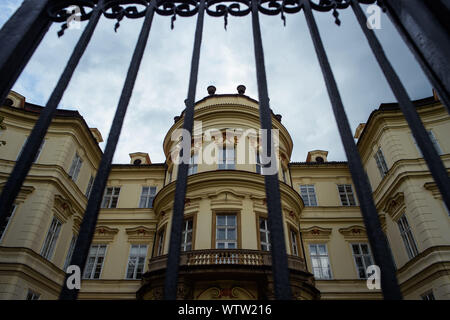 Prag, Tschechien. 05 Sep, 2019. Außenansicht des Palais Lobkowitz, Sitz der Deutschen Botschaft in der Tschechischen Republik. Seit August 1989 Flüchtlinge der ehemaligen Deutschen Demokratischen Republik haben hier Zuflucht gesucht. (Dpa-Geschichte: 30 Jahre Prager Botschaft) Credit: Gregor Fischer/dpa/Alamy leben Nachrichten Stockfoto