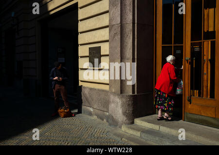 Prag, Tschechien. 05 Sep, 2019. Ein Passant in einem alten Gebäude in der Innenstadt von Prag. (Dpa-Geschichte: 30 Jahre Prager Botschaft) Credit: Gregor Fischer/dpa/Alamy leben Nachrichten Stockfoto