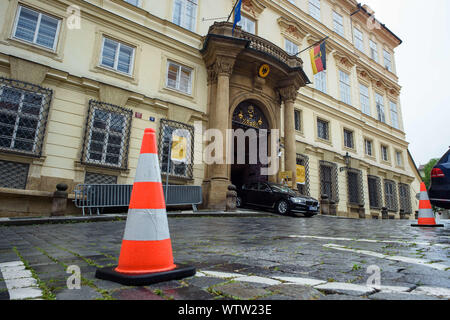 Prag, Tschechien. 05 Sep, 2019. Außenansicht der Eingang an der Rückseite des Palais Lobkowitz, Sitz der Deutschen Botschaft in der Tschechischen Republik. Seit August 1989 Flüchtlinge der ehemaligen Deutschen Demokratischen Republik haben hier Zuflucht gesucht. (Dpa-Geschichte: 30 Jahre Prager Botschaft) Credit: Gregor Fischer/dpa/Alamy leben Nachrichten Stockfoto