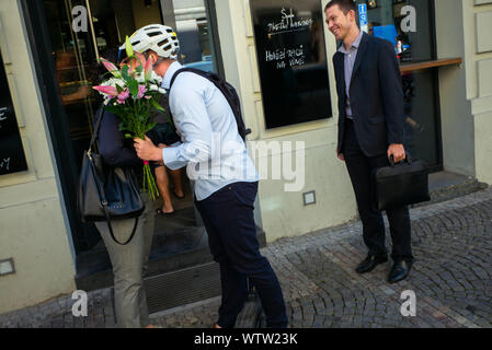 Prag, Tschechien. 05 Sep, 2019. Passanten grüßen sich auf einem Bürgersteig in der Innenstadt von Prag mit Blumen in der Hand. (Dpa-Geschichte: 30 Jahre Prager Botschaft) Credit: Gregor Fischer/dpa/Alamy leben Nachrichten Stockfoto