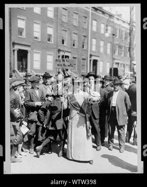 Frau Suffern mit einem selbstgemachten Banner in der Parade Stockfoto