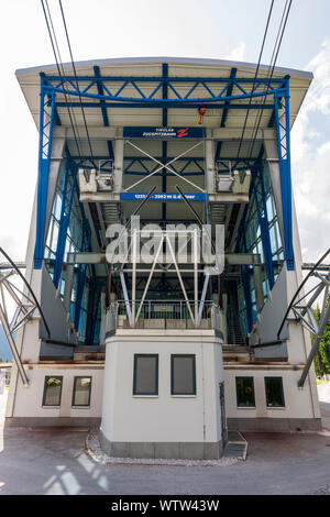 Frontale Weitwinkel- blick in den Ein- und Ausstieg ohne Gondeln an der Talstation der Tiroler Zugspitzbahn im Sommer 2019. Stockfoto