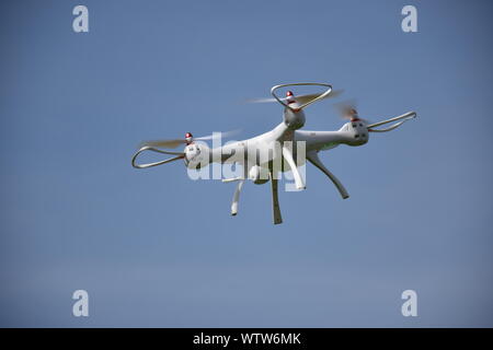 Elektrische Drohne fliegt in den Himmel Stockfoto