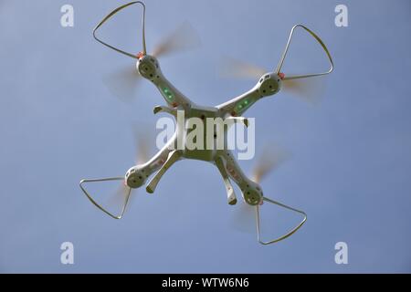 Elektrische Drohne fliegt in den Himmel Stockfoto