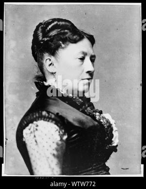 Frau Ulysses S. Grant, full-length Portrait, stehend, nach rechts, zwischen Tisch und Stuhl Stockfoto