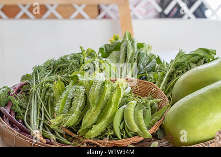 Gemüse in Thailand, geflügelte Bohne, Erbsen und Winter Melone in Bambuskörben. Stockfoto