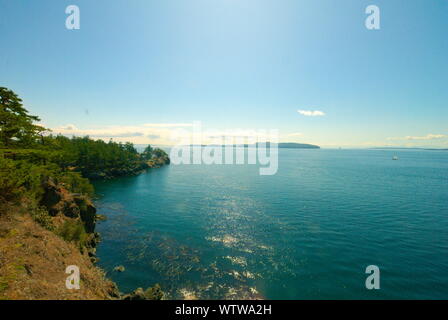 Blick auf den Swanson Channel von Trincomali auf North Pender Island, British Columbia, Kanada Stockfoto