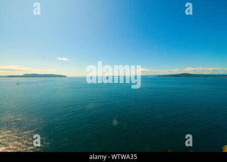 Blick auf den Swanson Channel von Trincomali auf North Pender Island, British Columbia, Kanada Stockfoto