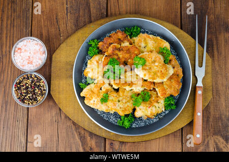 Die koteletts von Hackfleisch/Faschiertem in den Teig. Foto Stockfoto