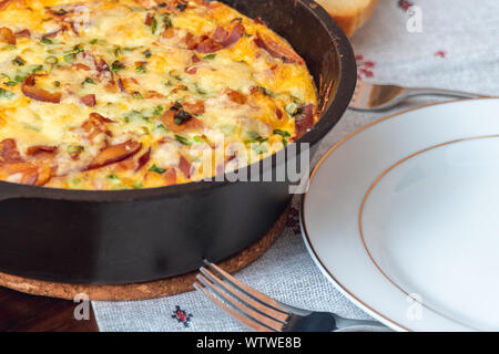 Frühstück - gebackene Omelette Pfanne mit Gemüse serviert. Stockfoto