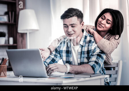 Angenehmes Paar zusammen kuscheln und Suchen auf dem Bildschirm Stockfoto