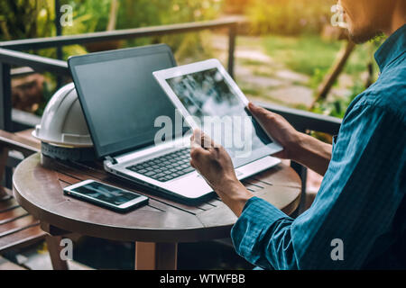 Verbindung, Person, Hilfe, Leute, Mann, Geschäftsmann, Notebook, Handy, Tablet, Konzept, dunklem Holz, online, Wireless, Arbeitsplatz, Büro, Zelle, Stockfoto