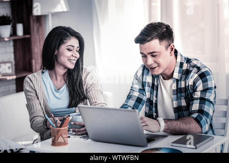 Internationale paar süsse Gespräch während der morgendlichen Routine Stockfoto