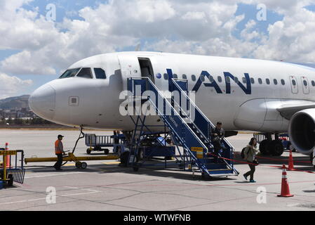 Ein latam Airlines Airbus bei Teniente Alejandro Velasco Astete Flughafen in Cusco gesehen. Stockfoto
