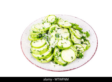 Marinierte Scheiben von Zucchini mit Knoblauch und Kräutern Stockfoto
