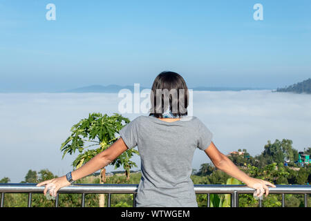 Frauen sind gerade die Nebel auf dem Berg. Stockfoto