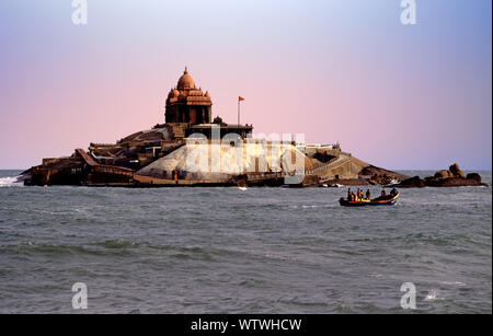 Ansicht des Vivekananda Rock Memorial gebaut im Jahre 1970 zu Ehren des hinduistischen Mönch Swami Vivekananda, der sagte, ist Aufklärung auf einer felsigen Insel umgeben von den Lakkadiven Meer oder die Andamanen und Nikobaren Meer in Kanyakumari erreicht zu haben, im Bundesstaat Tamil Nadu, Südindien Stockfoto