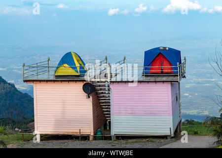 Zelt und Hintergrund Himmel und die Berge. Stockfoto