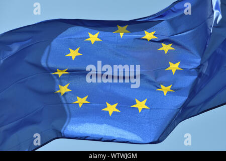 Europäische Flagge an einem breezy Tag gegen blauen Himmel Stockfoto