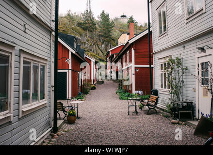 Traditionelle schwedische Straße der roten Holzhäuser in Schweden Stockfoto