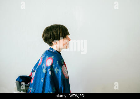 Junge Frau in der orientalischen Kimono im Studio Stockfoto