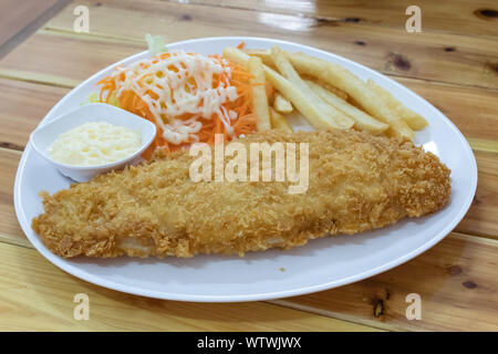 Fisch, Steak mit Pommes Frites und Salat. Stockfoto