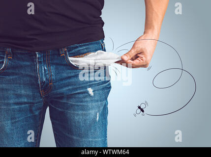 Armer Mann in Jeans mit der leeren Tasche und fliegen Konzept erstellt Stockfoto