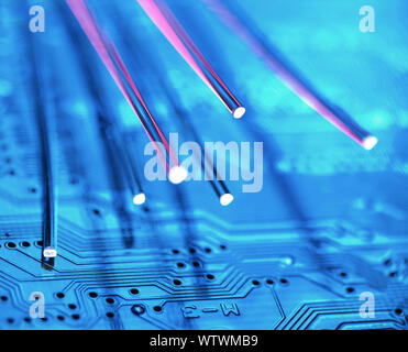 Technik Landschaft, Fiber Optics, die Daten über eine Platine Stockfoto