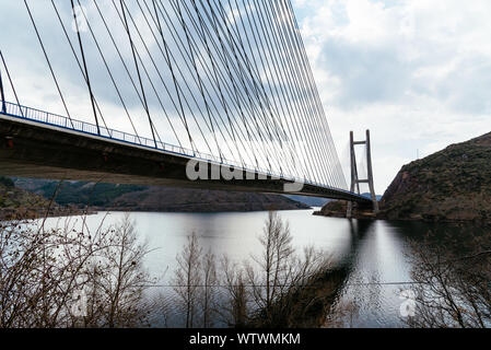 Moderne Hängebrücke über Behälter Los Barrios de Luna in Kastilien und Leon, Spanien. Stockfoto