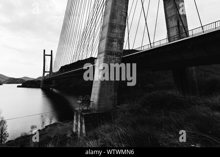 Moderne Hängebrücke über Behälter Los Barrios de Luna in Kastilien und Leon, Spanien. Stockfoto